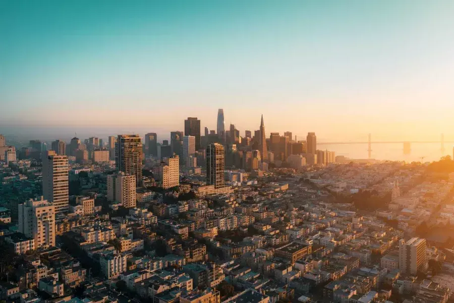 Die Skyline von San Francisco erscheint aus der Luft in einem goldenen Licht.