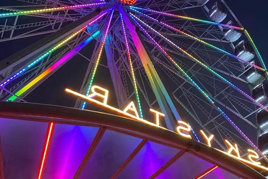 Vue rapprochée des néons de la grande roue SkyStar dans le Golden Gate Park. San Francisco, Californie.