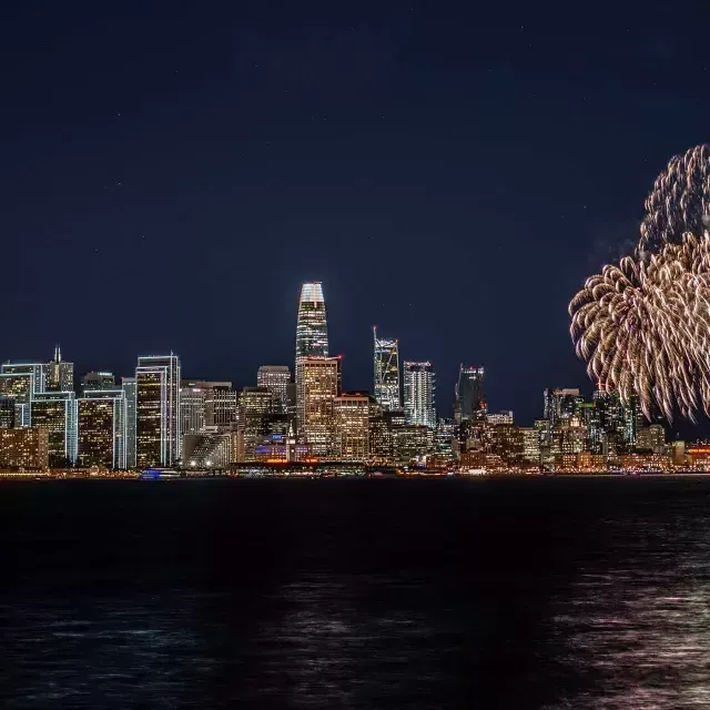 Über der Skyline von San Francisco explodieren Feuerwerke.